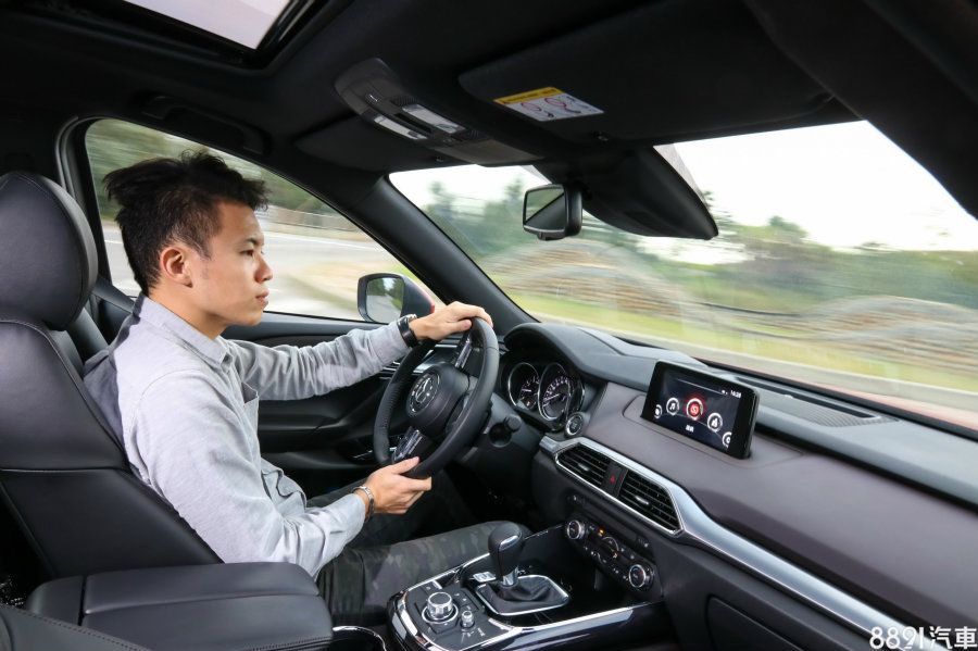 新世代Mazda的產品,已逐漸培養出自身的車輛調性,就算是強調舒適的旗艦LSUV,坐在駕駛座上,仍能感受到那多出同級對手的一絲運動感,可說CX-9個頭雖大,卻不失靈活性。
