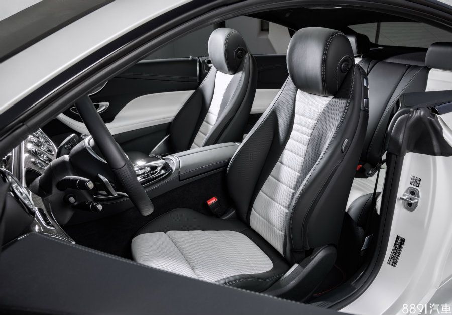 E-Class Coupe擁有專屬座椅，而此圖為AMG Line版本，造型更為立體。