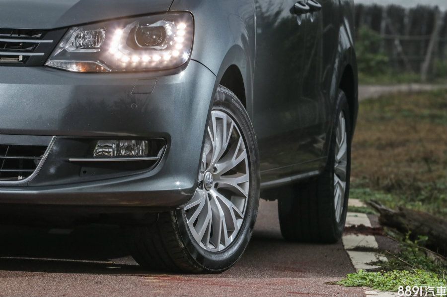 此次試駕車型為330 TDI CL,配胎採用馬牌CPC2,尺碼則是225/50R17,產品強調穩定與舒適性,實際感受也相當均衡。