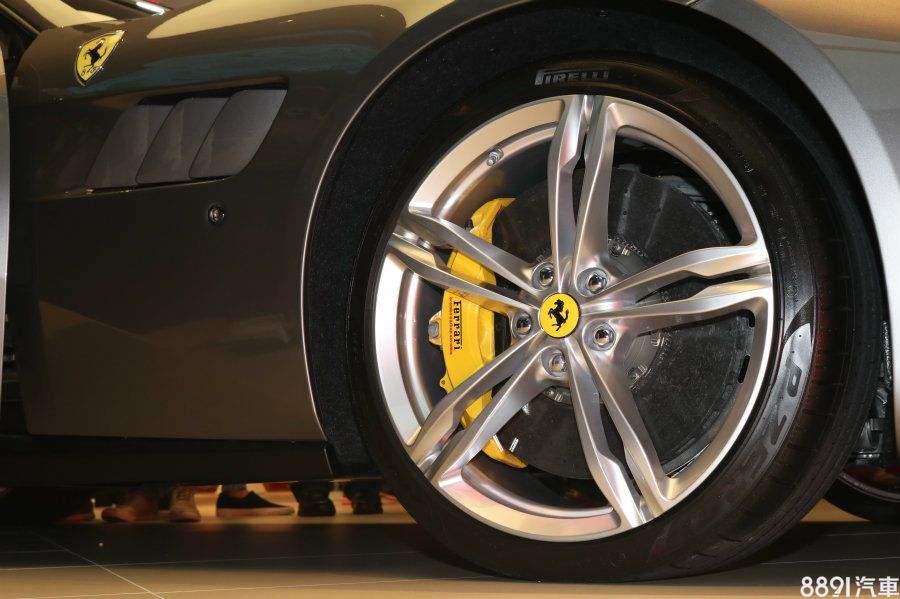 輪胎尺碼為前245/35R20、295/35R20的倍耐力P-Zero跑胎,並標配碳纖維陶瓷剎車。