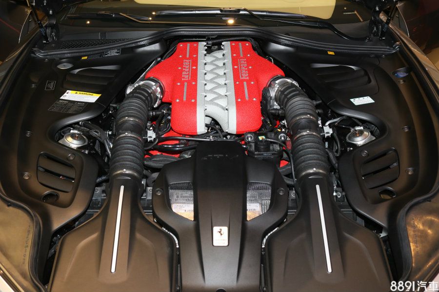 GTC4Lusso採用現今少有的V12自然進氣引擎,最大輸出為690hp/71.1kgm,0~100km/h僅需3.4秒。