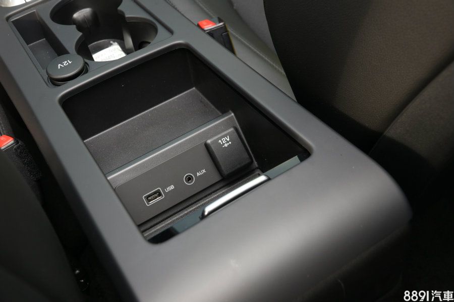 內部的置物空間深度僅算是普通,內部備有常見的USB、AUX-IN以及額外一組12V電源。