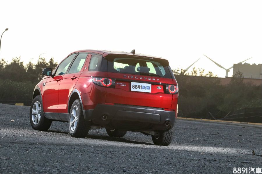 Discovery Sport所處的200萬價格帶,7人座SUV選擇其實不算多,雖然Mazda CX-9也同樣具備AWD車型與第三排座椅,但車身尺碼並非同級距,且Land Rover的消費客層無非是追求品味、獨特,加上品牌向來強調的越野能力,市場上可說無直接對手。