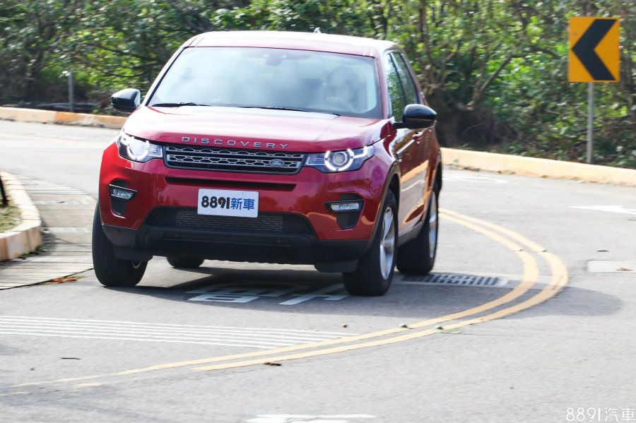 要做為日常通勤的代步車,Discovery Sport能有十分稱職的表現,柔軟舒適卻不會有過多的搖晃,方向盤轉起來也令人得心應手。