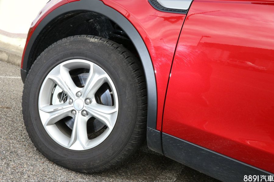 此回試駕的Discovery Sport SI4 S車型,採用的是固特異Wrangler多功能細花紋胎,尺碼則是235/65R17,雖然視覺氣勢有些不足,但高扁平比設定對於一般行駛的舒適性有一定幫助。