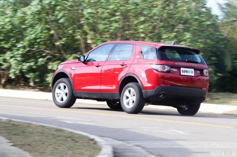 只要過彎速度稍快,Discovery Sport從車外看去的側傾相當明顯,不過其實在車內倒至於令人感到不安的情況。
