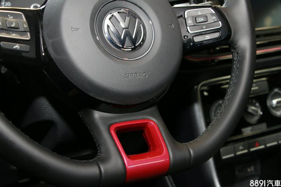 方向盤採用三幅式真皮跑車化方向盤,除了方向盤具有多功能用途外,並在下方有特殊的烤漆設計,凸顯限量不同之處。