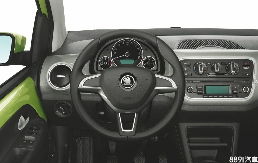 車室採用品牌一貫的簡約風格,雖免不了使用較多的塑料,但透過部分真皮包覆和些許鍍鉻飾條提升整體質感,日常所需的基本配備亦算完善。(圖為非國內販售版本)