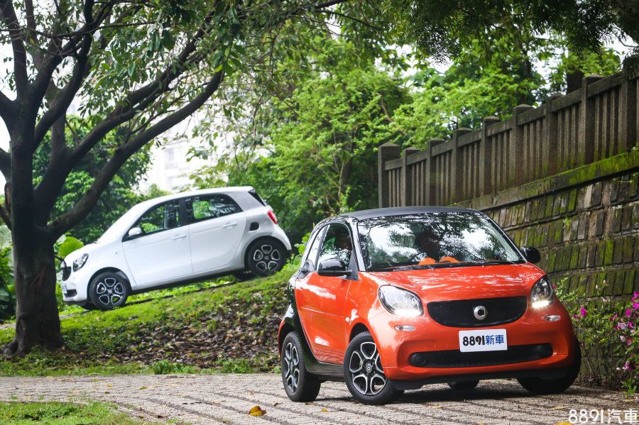 Smart Fortwo(66~71萬元)及Forfour(71~83萬元)亦同屬微型車,但由於價格較高一階,故不列入此次討論,現行車款於去年7月在國內發表,兩者在外觀上均採用蜂巢式水箱護罩及如同杏眼的頭燈組設計,車尾特徵則為尾門上方延伸而成的小鴨尾與方形尾燈組,內裝大量採用圓形設計,呼應外觀的俏皮活潑感。Fortwo提供1.0升直列三缸自然進氣引擎單一動力規格,最大輸出為71hp/9.3 kgm;Forfour則提供兩種動力選擇,除了最大輸出為71hp/9.3kgm的1.0升自然進氣引擎,另有898c.c.直列三缸渦輪增壓引擎,可產生90hp/13.8kgm之最大輸出,並統一搭配6速自手排變速箱。
