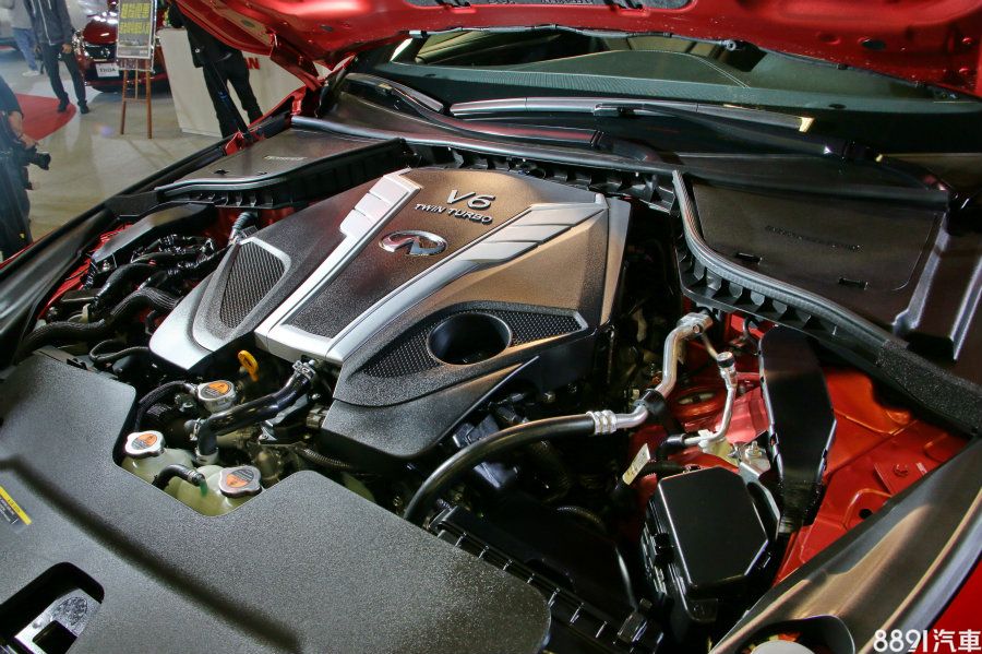 3.0t Red Sport搭載3.0升V6雙渦輪增壓引擎，可榨出400hp/48.5kgm的最大動力，0～100km/h加速僅需5秒，極速被電子速限控制在250km/h。