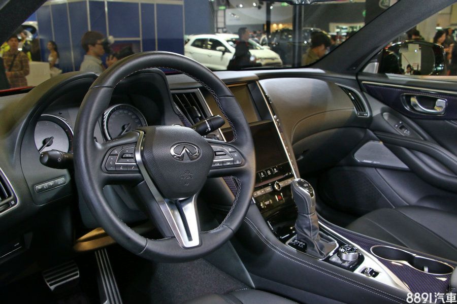 環艙式風格的車室以大量皮革包覆增添質感，配置運動化多功能方向盤、Intouch雙螢幕主控台、定速系統、Keyless、駕駛模式選擇等配備。