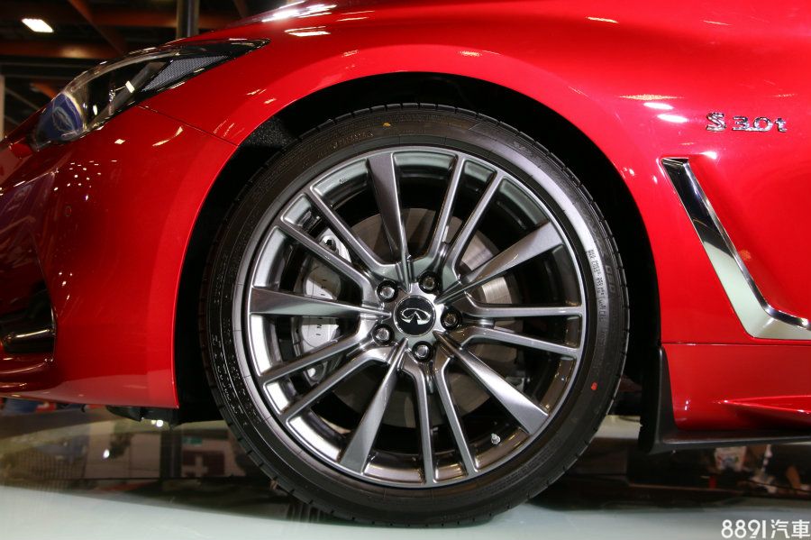 3.0t Red Sport配置19吋鋁圈，頗能襯托其性能車款之氣勢，並搭配前四後二對向式活塞卡鉗。