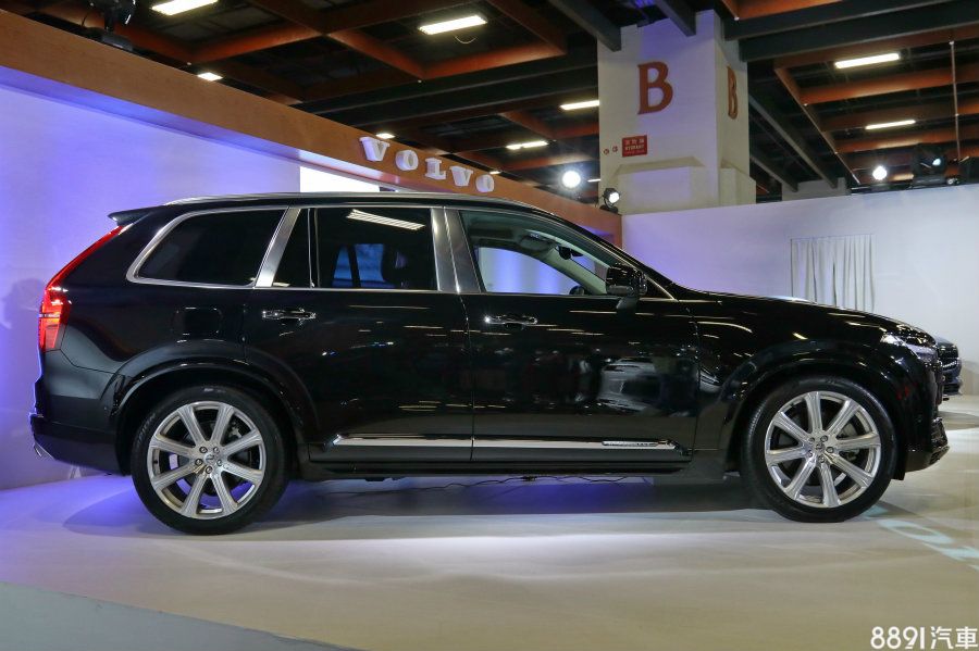 窗框採霧銀配置是辨別XC90 T8 Excellence的最快方式,而標配21吋鋁圈的視覺感也相當飽滿。