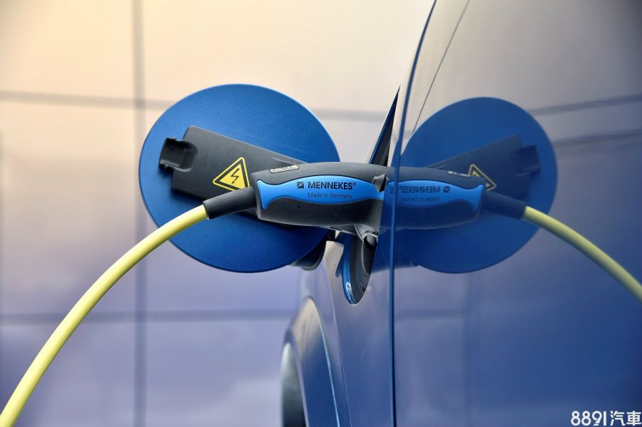 由於T8動力採用Plug-In Hybrid系統，購車時也將隨附專屬的充電電線，可對應120/240V、12A/16A的規格，此外，在一月底前掛牌交車，可享有壁掛式交流充電器的免費施工安裝。（與分期優惠擇一）