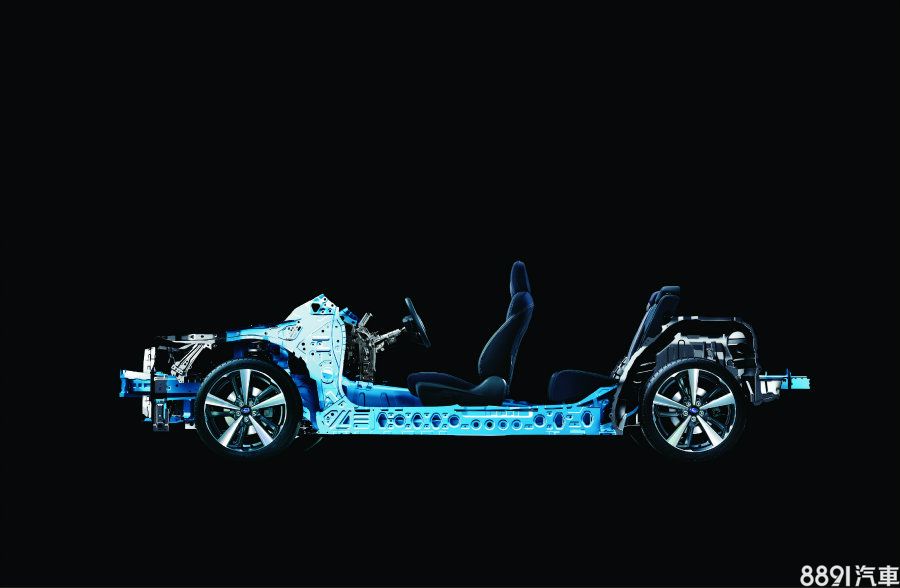新一代Impreza除了在車身尺碼有小幅增長，提供更充裕的車室空間，由於以新的模組化平台底盤打造，原廠表示在操控上亦更加精進。