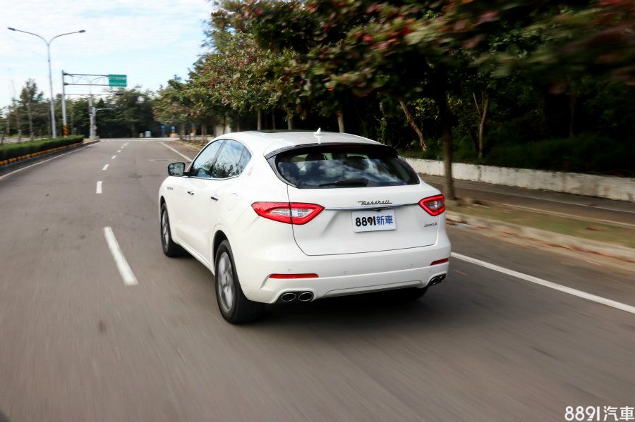 350hp/51.0kgm要推動Levante超過兩噸的車身也不成問題,與高輸出版本比起來的推力明顯溫順些,不過車後傳來的轟隆聲響絲毫不減。