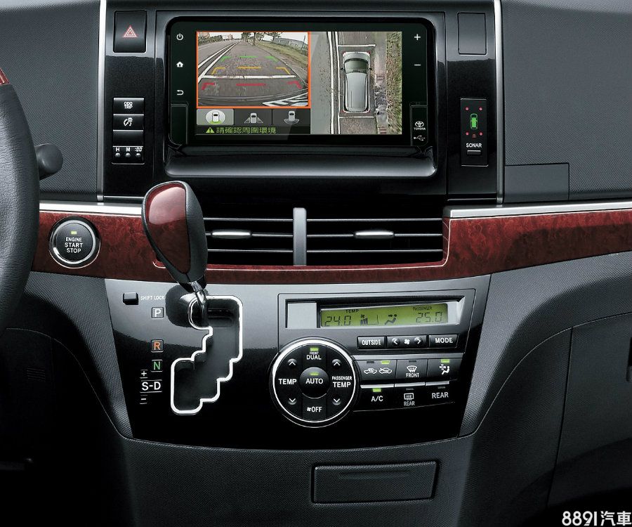 新年式全車系標配的Drive+隨行駕駛系統整合藍牙、USB、3D擬真導航，加上同為標準配備的PVM環景影像輔助，兼具實用、便利和安全性。