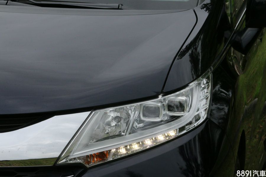 Apex車型專屬的LED光感應頭燈組搭配下方矩列式LED日行燈,加上ACL主動轉向輔助燈,使其除了擁有科技感與豪華感,還兼顧了實用性,只是遠燈部分仍為傳統鹵素光源,難免稍嫌可惜。