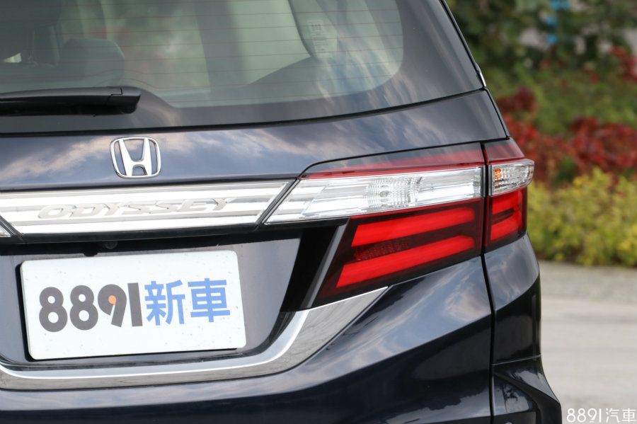 尾燈組導入大型LED光條設計,提升夜間辨識度,並增添時尚與科技感。