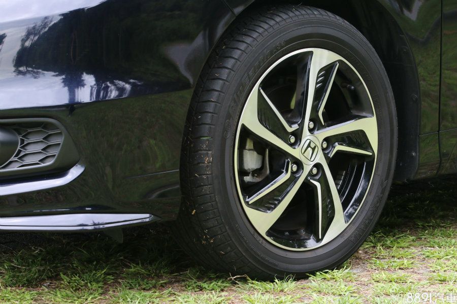 Odyssey全車系均搭載17吋鋁圈,但頂規的Apex車型為雙色式樣,17吋搭配其身型感覺略嫌小了一些,若配置18吋會更加適合,配胎則為尺寸是215/55R17的Yokohama BluEarth A34節能舒適胎。