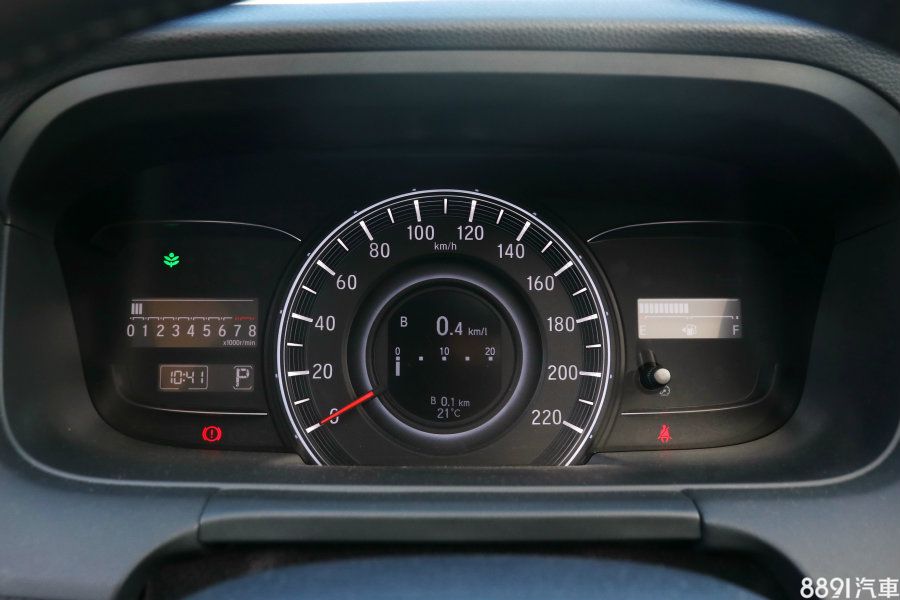 儀錶板中央為大型時速表,清楚好辨識,並附有單色MID顯示幕,Apex車型還標配了自選設定,可藉由方向盤上的按鍵,自行選取想顯示的螢幕模式,兩側則為轉速、檔位顯示及油量等資訊。