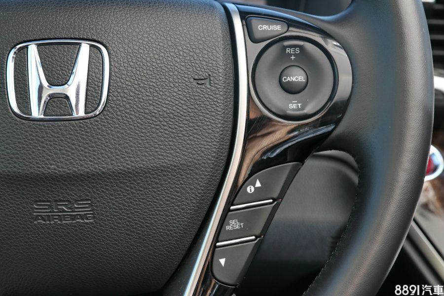 全車系標配的多功能方向盤左側用以調整音訊來源、音量、藍芽免持聽筒、聲控等功能,Apex車型由於在MID資訊幕追加了自選設定,方向盤上亦增加MID顯示切換按鍵;右方按鍵則可設定定速巡航。