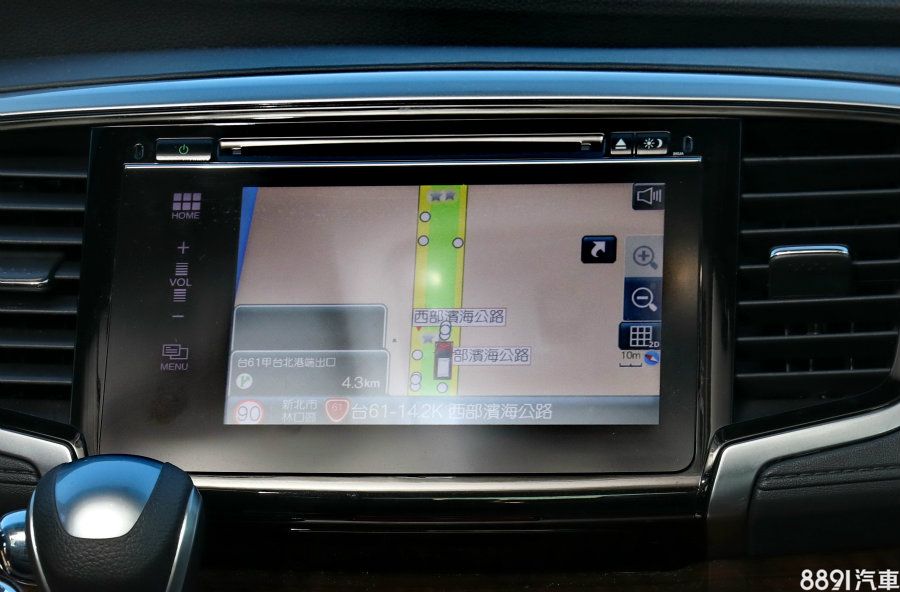 中控台上的7吋彩色觸控式多功能資訊幕為全車系標配,整合娛樂、藍芽、衛星導航及車況信息等功能,反應及時,並可利用方向盤左側按鍵切換顯示頁面,許多人相當在意的平均油耗,也能由此進行計算,而實用度極高的衛星導航亦為全車系標配。
