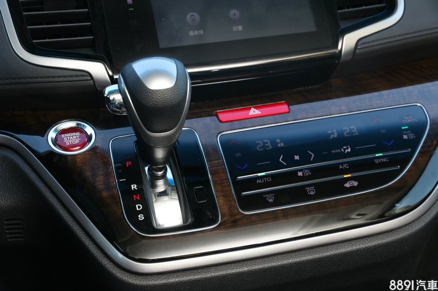 全車系標配的觸控式恆溫空調界面質感頗佳,但容易留下指紋,需時常清理,Apex車型則專屬配備三區恆溫,可由前方直接操作控制後空調開啟與否、溫度、風量。