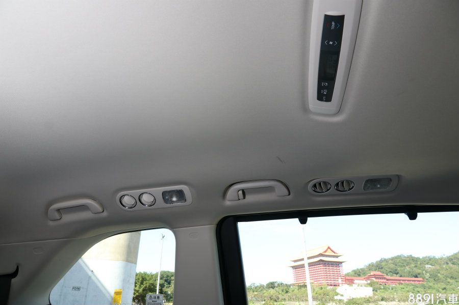 第二、三排座椅在車頂均設有空調出風口,且因配有第二具壓縮機,冷房效率出色,這就是一種全車無差別享受。