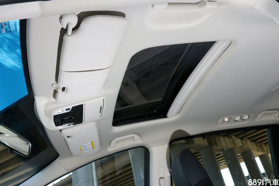 高階Apex車型配有電動天窗,但僅是一般設計,若能採用全景式,必然更有助於車室內的開闊氣氛。