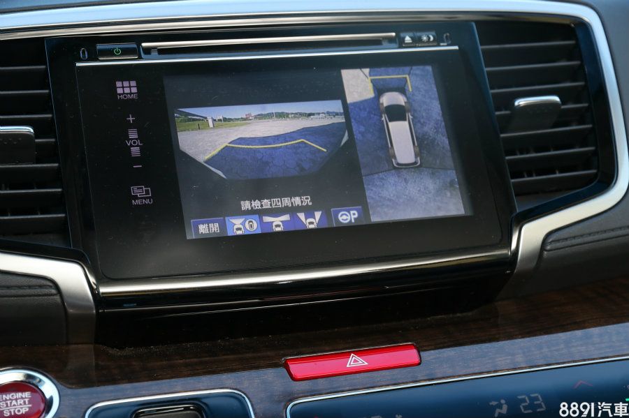 為Apex車型專屬配置的360度環景系統,會在排入倒車檔時自動出現鳥瞰畫面,也可藉由方向盤左側按鍵直接切換,在倒車與停車時,是十分好用的配備。