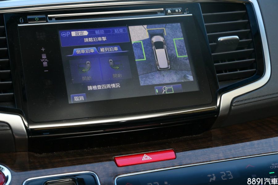 Apex車型還有一項非常實用的功能,就是「自動停車輔助系統」,在切換為360度環景系統時,只要按下螢幕下方的P,就能進入此模式,首先可選擇路邊停車或倒車入庫,接者只要照指示踩煞車及換擋即可,但只要時速超過10km/h或者自行掌握方向盤時,此系統就會解除。