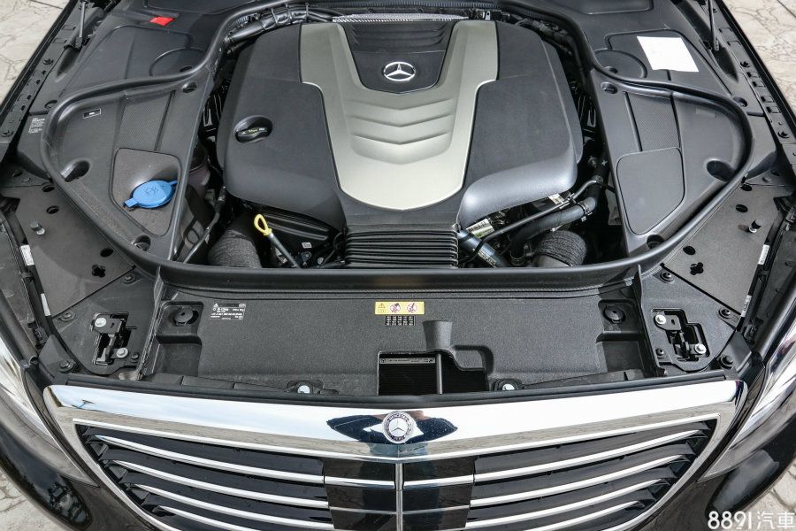 現行S350d L採用可輸出258hp/63.2kgm的3.0升V6柴油雙渦輪引擎(代號OM642),並搭配9速手自排變速箱。