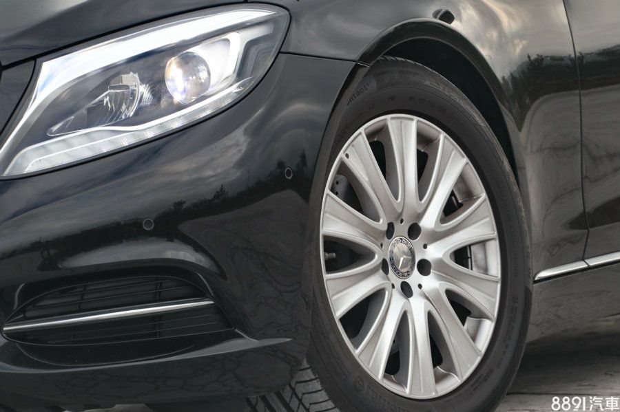 S350d L配胎為245/50R18的馬牌CSC5,舒適性與抓地力表現合理,就是18吋規格在視覺上,面對S-Class的身形顯得略小了些。