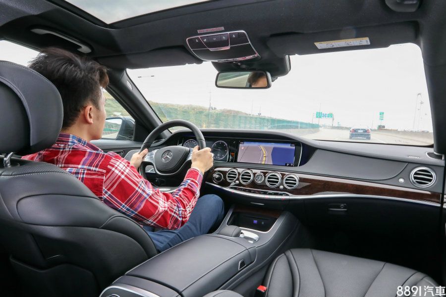 S350d L在柴油動力的詮釋方式,依然不脫賓士旗艦該有水準,能輕鬆愉快地駕馭這輛指標性大車,但相信在長軸S-Class上,都只想讓人坐在後座好好享受董仔級的待遇。