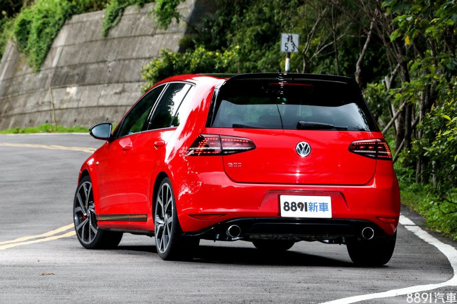 Clubsport型號過去未曾出現在Golf車系裡，七代目首見，外觀內裝、動力底盤全面升級，國外還有更強、限量400部的Clubsport S，紐柏林賽道創下7分47.19秒單圈成績，是目前市售前驅車最速紀錄。