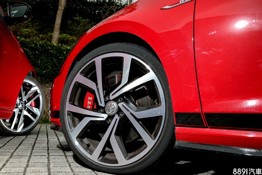 現在車輛圈胎規格愈來愈大，Golf GTI Clubsport採用專屬19吋鋁圈，輪胎為225/35R19的Pilot Super Sport，而前剎車碟盤直徑達340mm，而剎車卡鉗非對向四活塞型式，只是加上GTI字樣的飾蓋，不過若單論輪胎寬度與前剎車規格，是略遜於價格相當308 GTi配置的235mm胎寬、Alcon四活塞卡鉗+380mm碟盤。