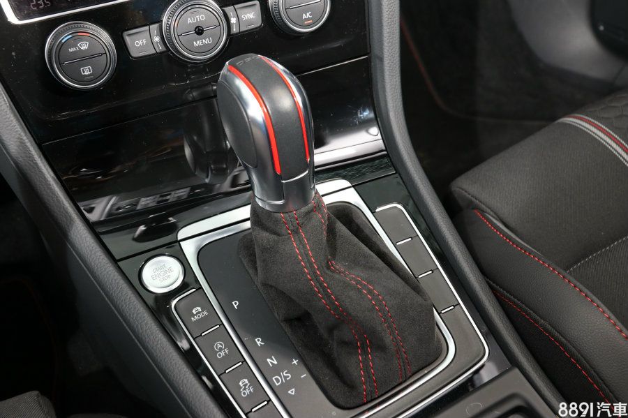 行車模式選擇位於排檔座旁，也可從上方多媒體螢幕中進行調整，