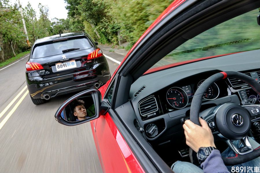 試駕當日我們也找來了308GTi，兩車定位與價格都相當，但我們並不打算面對面來一場捉對廝殺，因為308GTi採用純手排設定，光是此點便讓兩車市場族群完全切開，更別說多數人品牌印象的差異。