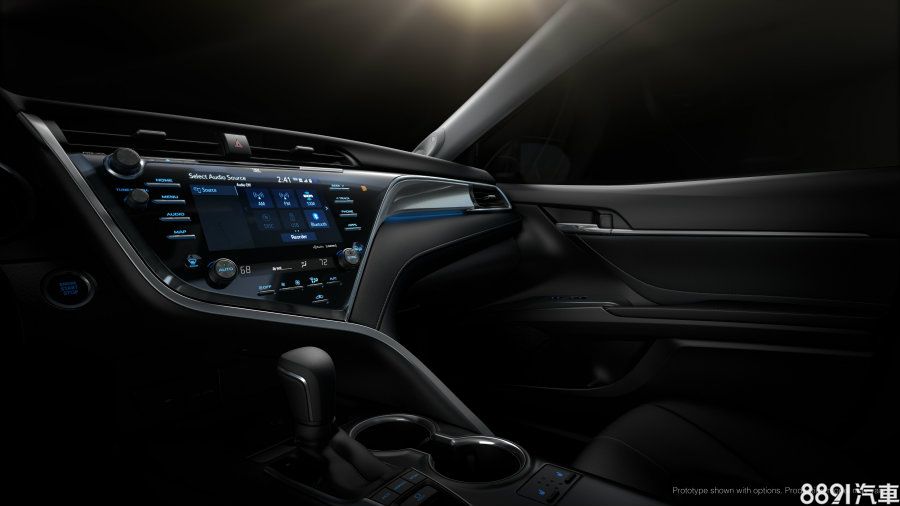 中控台上方的8吋觸控式多功能顯示幕，導入Entune 3.0多媒體系統，整合娛樂、導航、手機連結、WIFI分享等功能，並搭載HMI人機界面，兼具便利性與科技感。