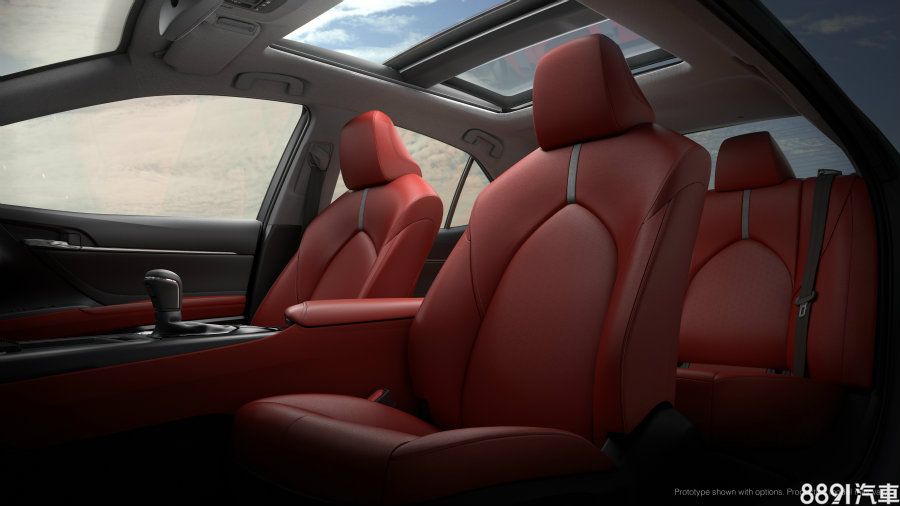 全新設計的人體工學座椅能提供頗具舒適性的乘坐感受，而高階車款標配的全景電動天窗則對車內視野、開闊性有所助益。