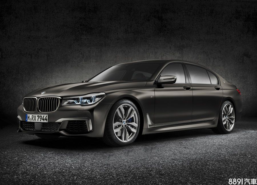 自此世代開始，V12引擎改以M Performance Automobile操刀下推出的M760Li xDrive現身，全身M Performace套件將豪華大氣的身形添增性能味，6.6升雙渦輪引擎將馬力推升到600hp大關，並搭配全時四驅與8速手自排系統，龐大身軀下0～100km/h也僅需3.9秒即可達陣，國內預計在年後發表，售價估計可能突破千萬。