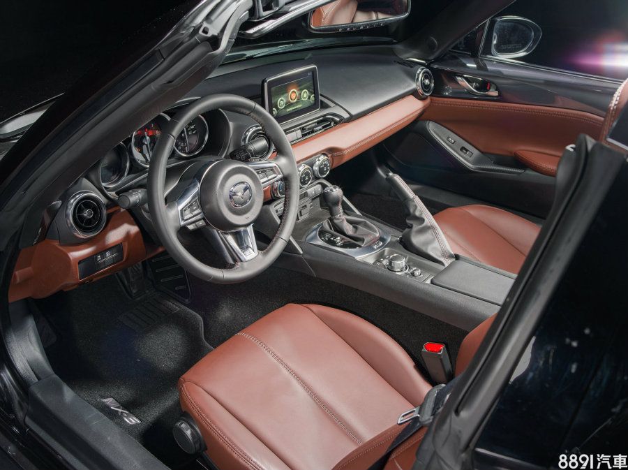 車室以大量皮革包覆增添質感，MX-5 RF旗艦型在車內飾板及座椅並獨家採用棕色Nappa真皮材質，整體設計感不似86和BRZ擁有較濃厚的競技味，但在質感呈現上略勝一籌。