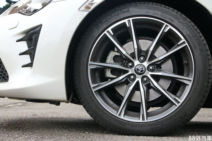 86搭載215/45R17米其林Primacy HP輪胎,規格尺碼無太大問題,但抓地力並不是此胎強調重點,對於這輛性能車而言,有點不敷使用,若能針對輪胎選擇再升級,相信操控的快感會有所提升。