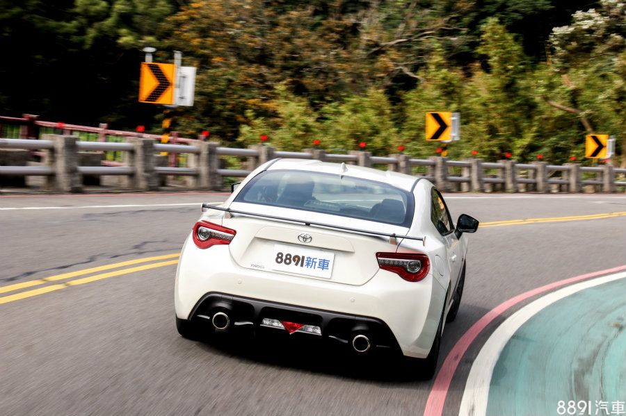 雖身為平民入門跑車,低重心、懸吊設定出色的86絕對能展現操控暢快感,且車輛極限還算不低,相當好駕馭,非常適合熱血派的新手玩家,若是要做出高難度的8字甩尾技巧,對它來說也不過是小菜一碟,當然,前提依然得在安全空曠的場地來進行。