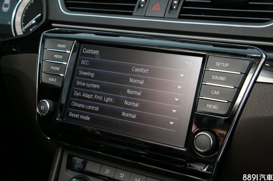 2.0TSI 4x4車型所具備DCC電子懸吊系統，除了在各動力模式下會自動變更阻尼設定外，也能直接藉由簡易的觸控螢幕操作，直接切換心中理想的模式。