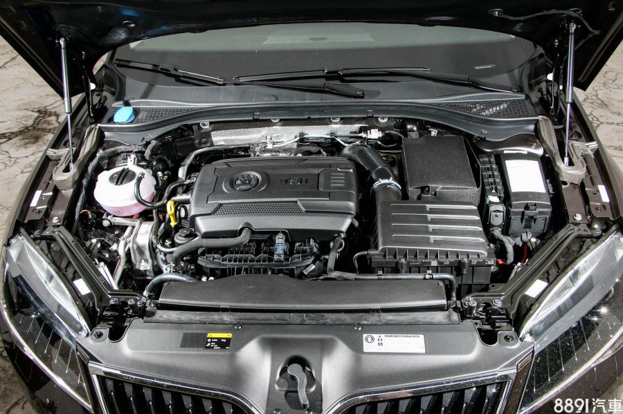 Superb 2.0TSI 4x4搭載代號EA888的2.0升L4 Turbo引擎,最大輸出為280hp/35.7kgm,並搭配6速DSG自手排以及全時四輪驅動系統,而這具EA888為高輸出版本,渦輪尺碼等同Golf R、S3之流,其實這樣的動力設定,要打造成「Superb RS」都沒問題!