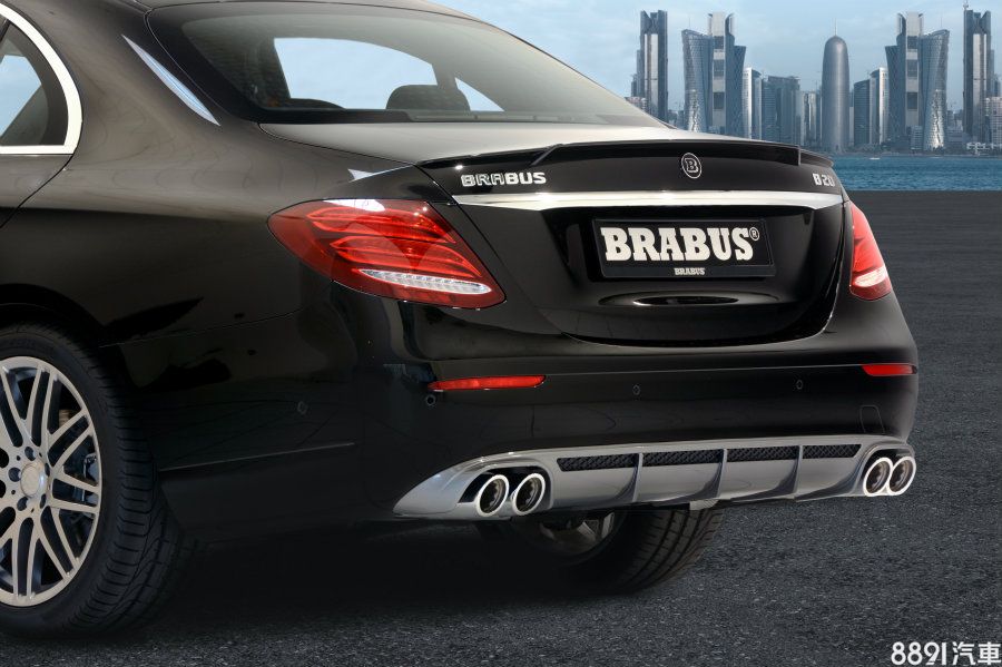 車尾的尾廂擾流翼、四出排氣尾管設計相同,但中央Diffuser則有差異,AMG Line線條顯然較為立體。