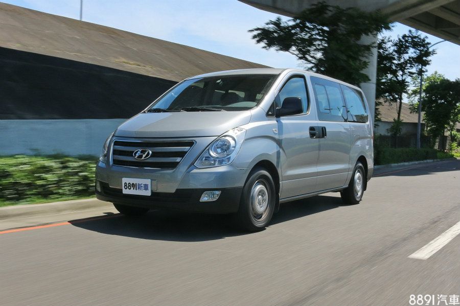 Hyundai Grand Starex在國內已上市超過8年，也確實受到不少業者喜愛，尤其2016年式之後針對高規車型的安全性強化，加上自排的親民優勢，可說是福特旅行家的勁敵之一。（點選圖片可連結至試駕文）