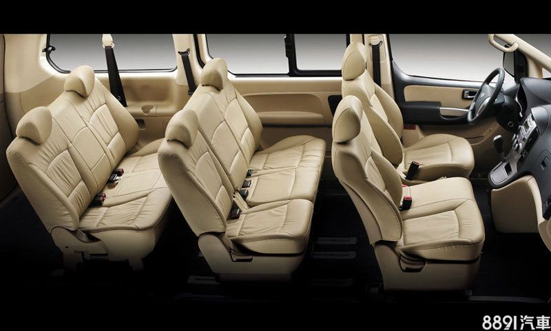 雖然Grand Starex的5.1m車長較對手們短了一些，但3/3/3的座椅配置仍有不錯的載客與載物機能。